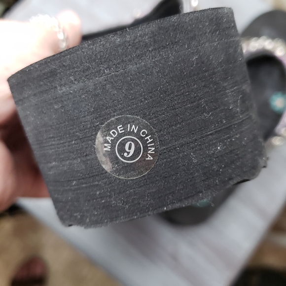 P & G Collection Jeweled Flip-flops w/man kneeling at the cross medallion size 8 - Picture 10 of 13